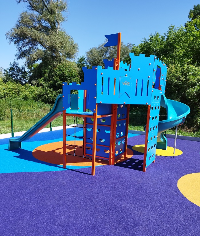 VVZ-LEZ006 Vár alakú mászófal csúszdákkal